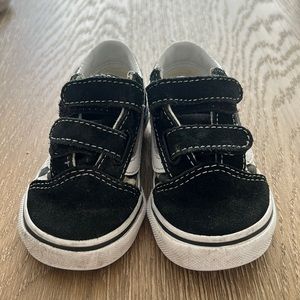 Classic black and white checkered toddler vans. Size 6. Loved.
